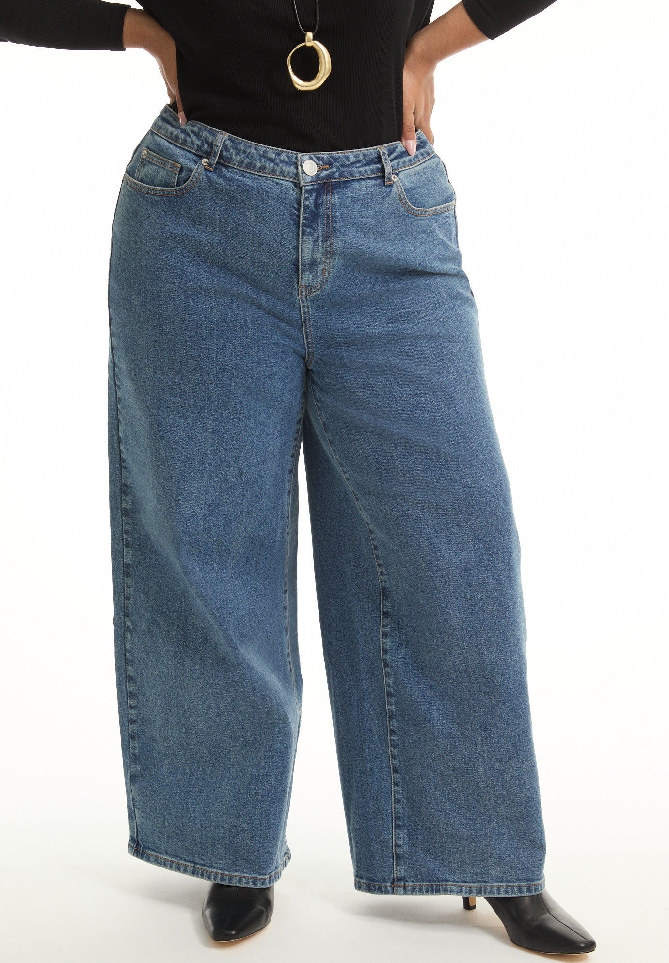 Curvie-Fit High-Rise Jeans image number 3