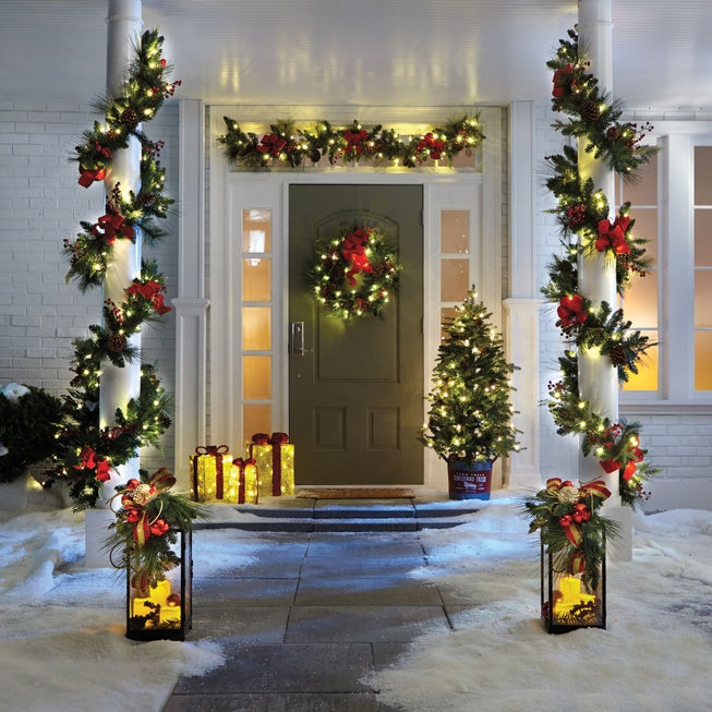 28" Pre-Lit Holiday Classic Wreath image number 3